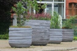 Donice betonowe w ogrodzie